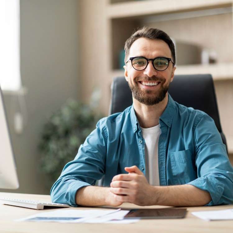 Chef des SEO Teams sitzt an seinem Schreibtisch im Office Zürich