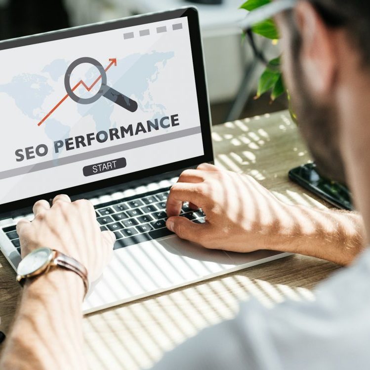 Mitarbeiter prüft SEO Performance eines Kunden am Laptop