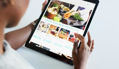 Tablet mit den neuesten Webdesign Trends im E-Commerce