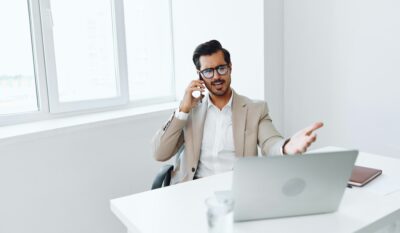 Webdesigner in der Schweiz am Telefon mit Kunden